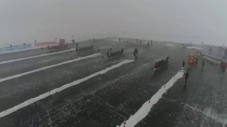 La ciudad China de Jinzhou celebra su tradicional carrera de 'botes dragón' sobre el hielo