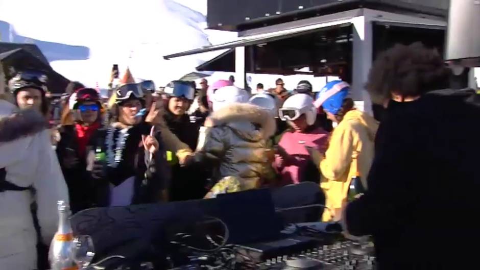 Cientos de esquiadores celebran el Año Nuevo en la nieve