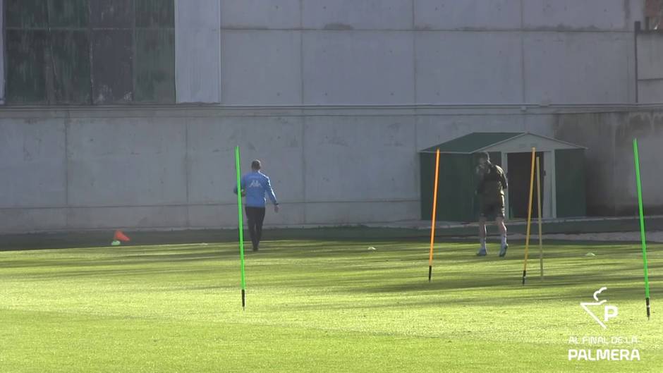 Pedraza, del Real Betis, apura en los entrenamientos para volver con el grupo