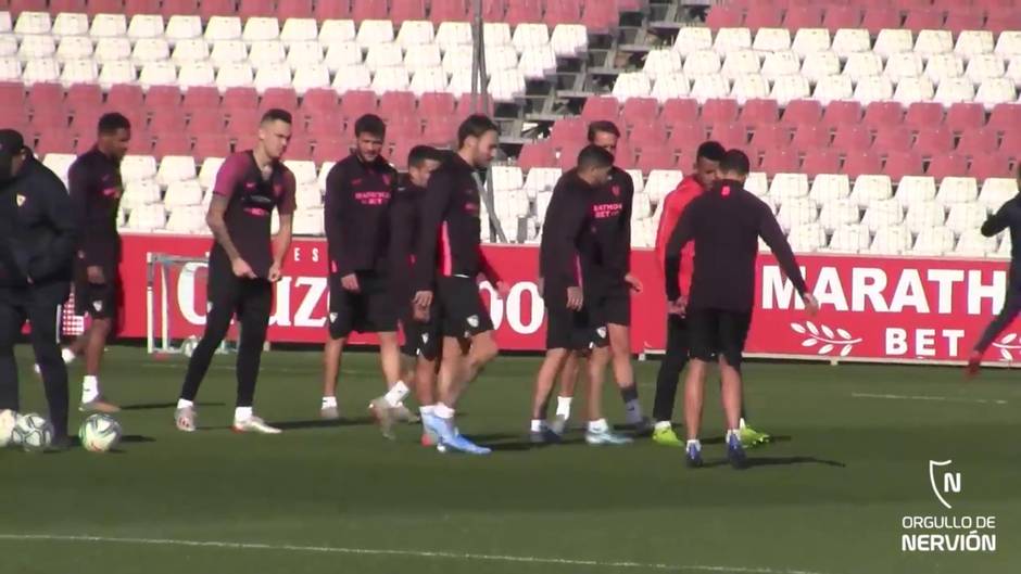 Buen ambiente en el último entrenamiento de 2019 del Sevilla FC