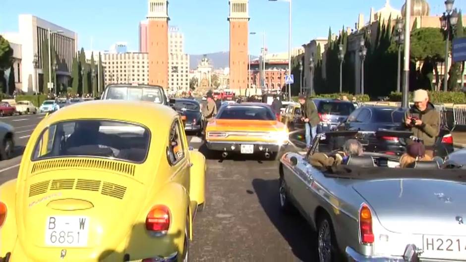 Desfile de coches antiguos en Barcelana contra la normativa anticontaminación