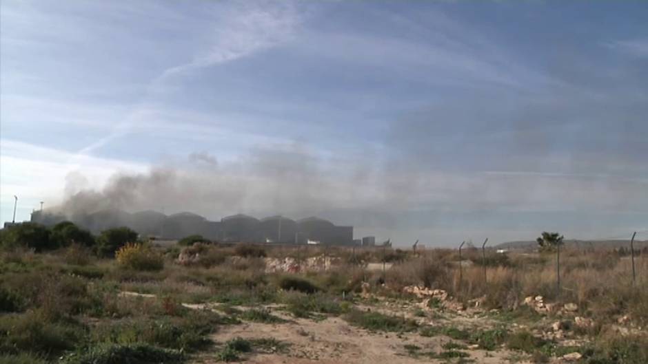 Espectacular incendio en el aeropuerto de Alicante