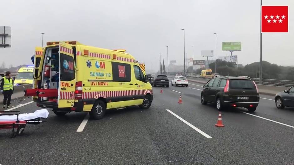 Dos heridos graves tras chocar un coche contra un pilar de señalización en la A-6