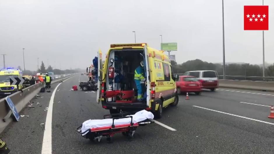 Un coche se perte por la mitad en la A6 tras perder el control su conductor y chocar contra un pilar de señalización