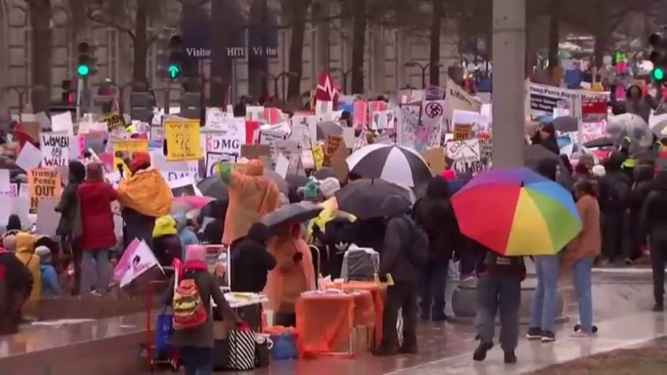 Miles de personas se manifiestan en EEUU por los derechos de las mujeres