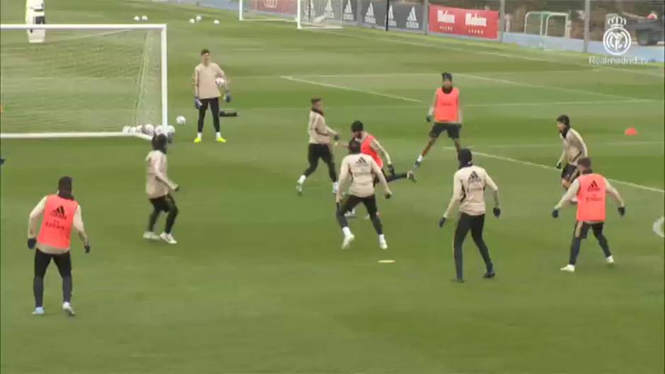 Hazard sigue sin tocar balón en los entrenamientos