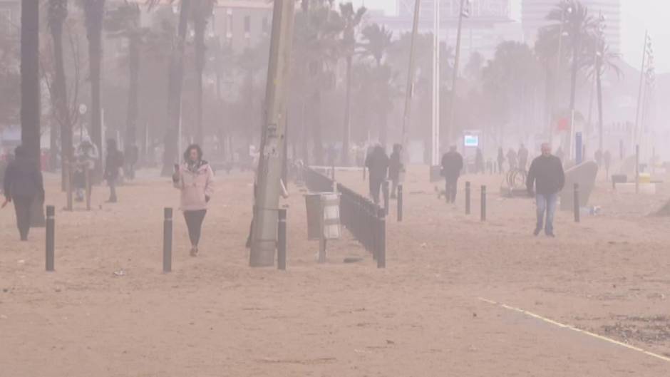 La costa de Barcelona sufre el peor temporal de los últimos 20 años