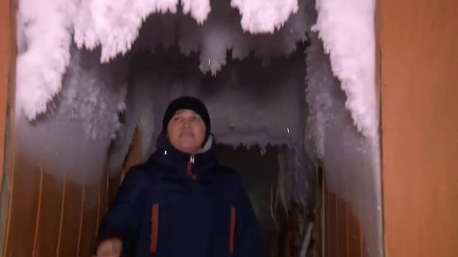 Un bloque viviendas en Irkutsk (Siberia), congelado por las fugas de agua en las tuberías a 25 grados bajo cero