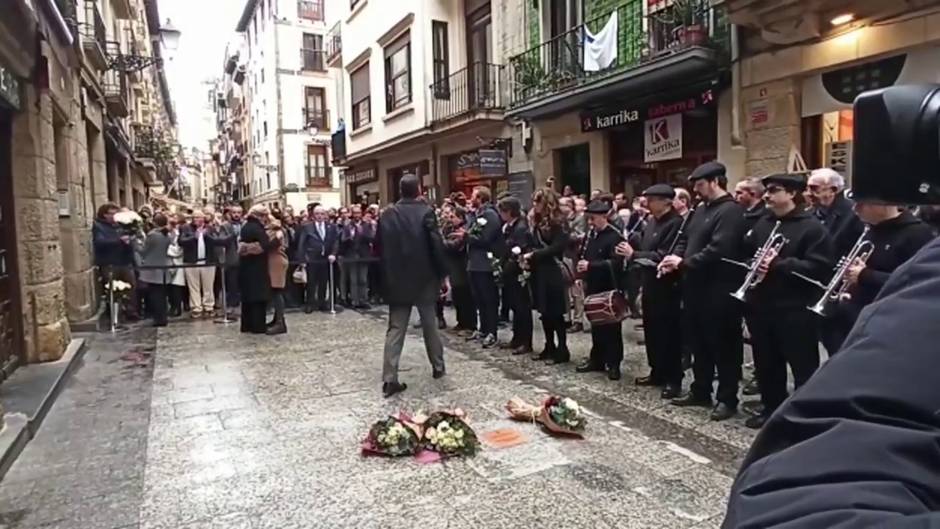 Una placa recuerda en San Sebastián a Gregorio Ordóñez