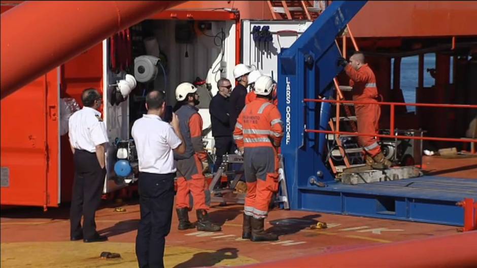 Localizan en aguas del Estrecho dos balsas de salvamento cerradas y restos del aparejo del Rua Mar