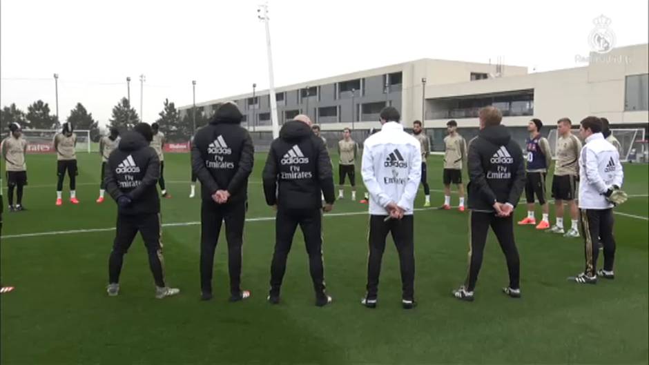 Sergio Ramos se pone la camiseta de Kobe Bryant en el entrenamiento