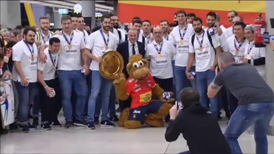 Recibimiento por todo lo alto a los Hispanos en Barajas