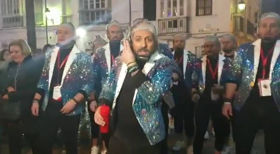 VIDEO: Pasacalles de la chirigota del Bizcocho y Manolín Santander por Cádiz