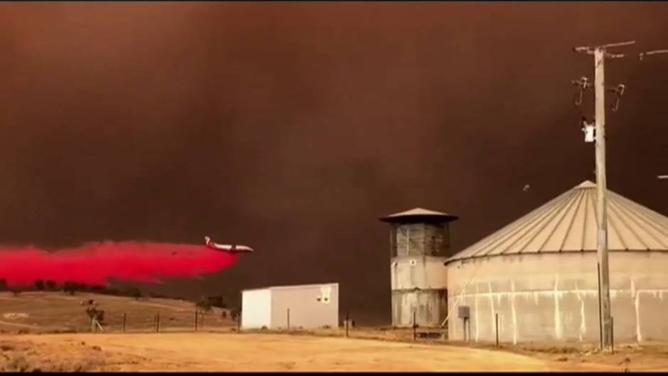 Nuevos incendios avanzan hacia Sídney avivados por el calor extremo y el viento