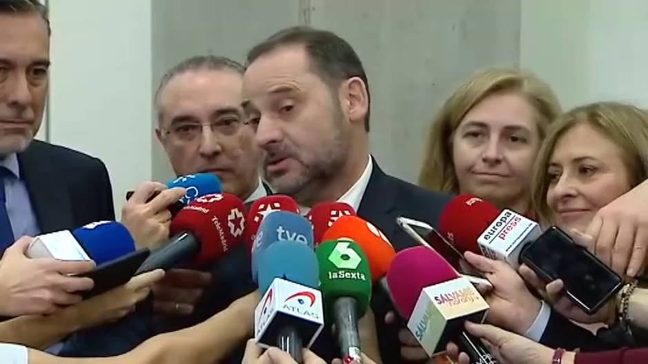 Ábalos felicita al piloto y la tripulación del avión averiado de Air Canada por su "pericia" en el aterrizaje de emergencia