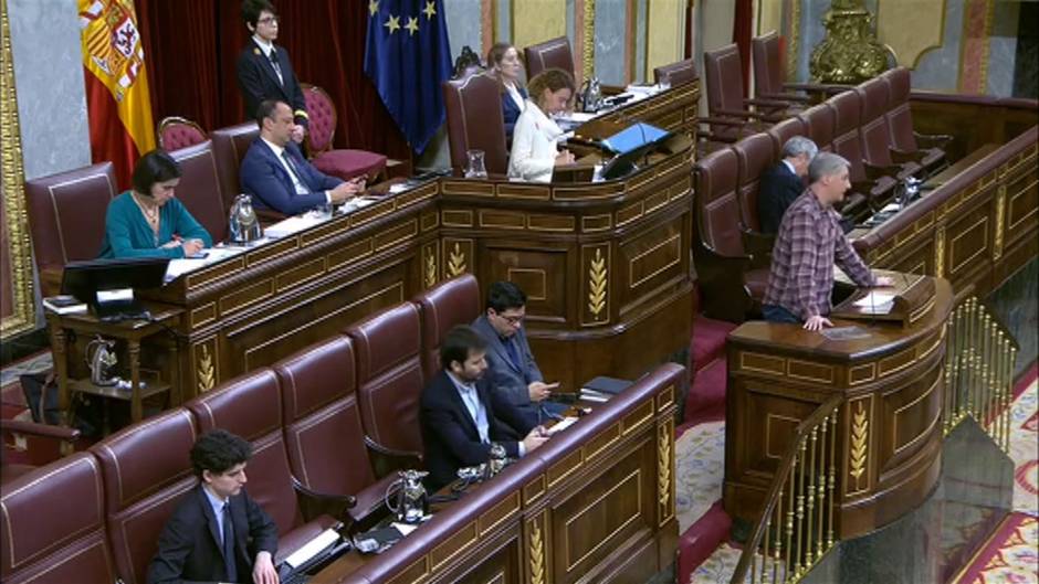 Bildu a Suárez Illana que les ha vuelto a dar la espalda: "Juega a jurado de La Voz, pero aquí estamos otra vez"