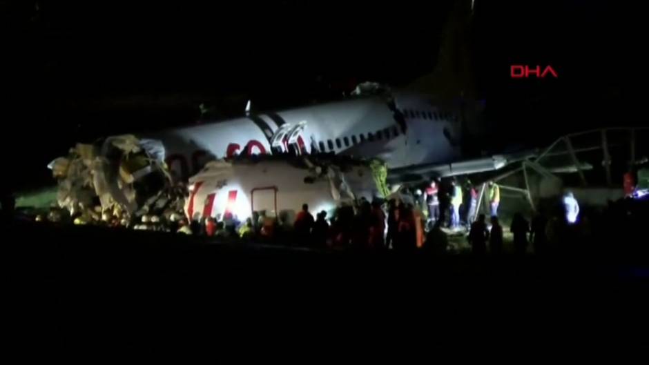 Un avión se sale de pista en Estambul y se rompe en tres después de aterrizar