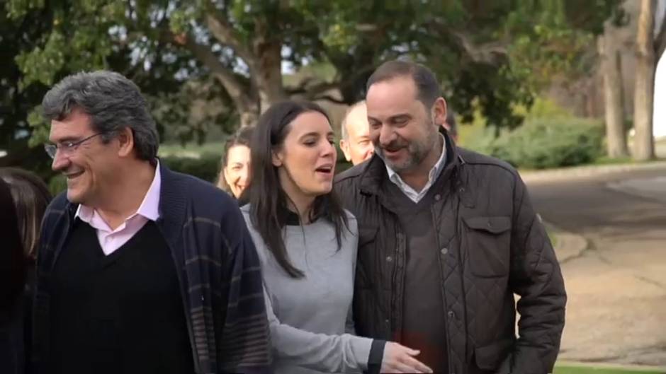 Sánchez posa en vaqueros y zapatillas con todos sus ministros