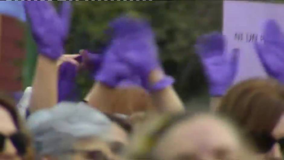 Una gran manifestación por la igualdad inunda Sevilla de color morado