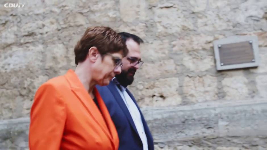 Kramp-Karrenbauer dimitirá como presidenta de la CDU y no sucederá a Merkel