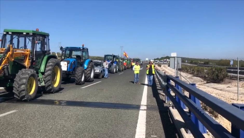 Tractorada en Lucena para protestar contra la crisis del campo