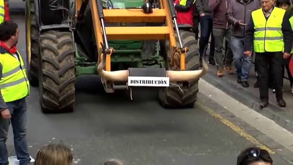 Los agricultores de Pamplona han celebrado su propio San Fermín en señal de protesta