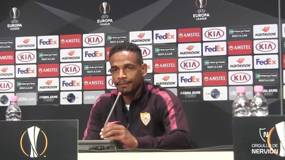 Fernando atiende antes del Cluj-Sevilla FC de la Liga Europa