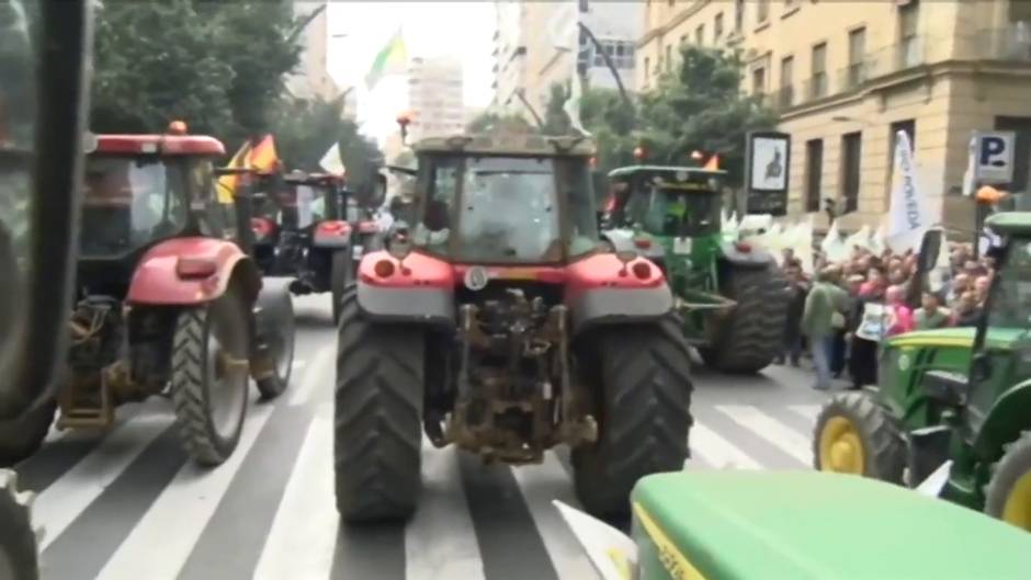 Agricultores continúan sus protestas en varias regiones del país