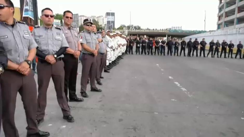 Mujeres bloquean la garita fronteriza de Tijuana con EEUU