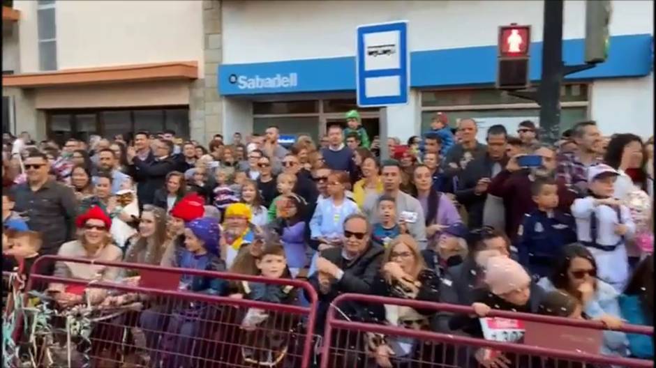 La multitudinaria cabalgata de carnaval avanza por la avenida