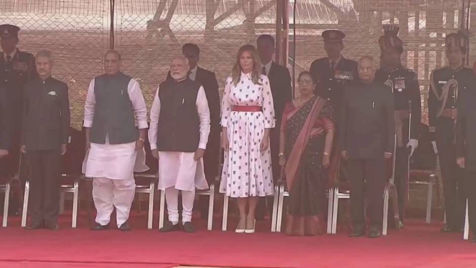 Melania escoge a Carolina Herrera para su segundo look en la India