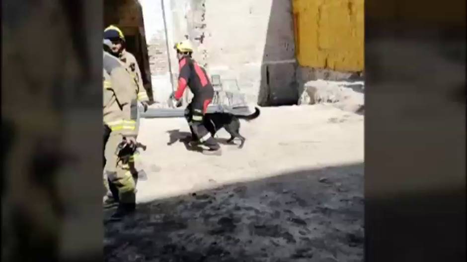 Dos trabajadores heridos en el derrumbe de un muro en Sevilla