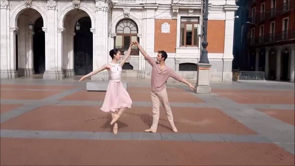 Los bailarines de la CND salen a la calle en Valladolid