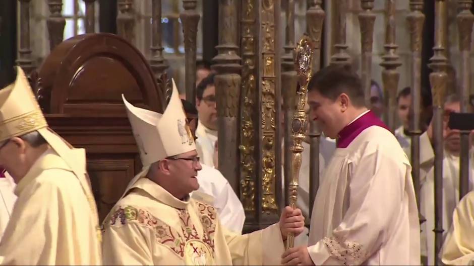 Monseñor Francisco Cerro Chaves recibe el báculo de Arzobispo