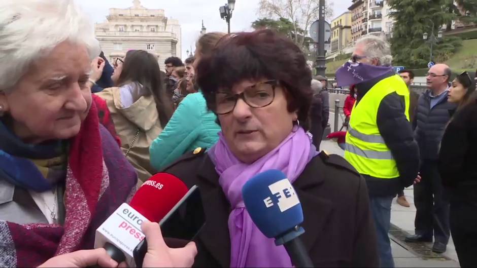 Mujeres se concentran contra su "exclusión" en la Iglesia