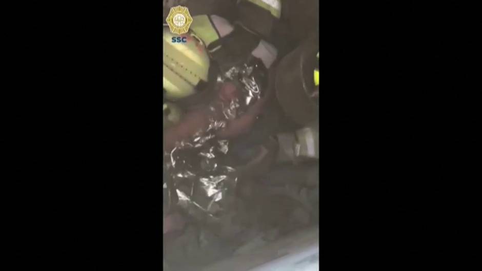 Impactante rescate de una bebé en México arrojada entre dos paredes