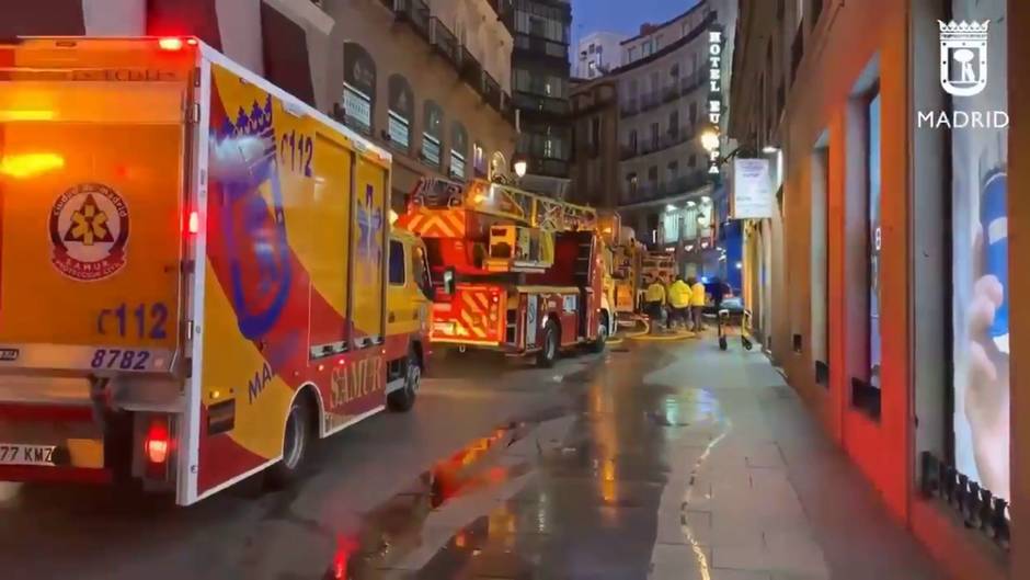 Bomberos siguen trabajando en el incendio cerca de Puerta del Sol