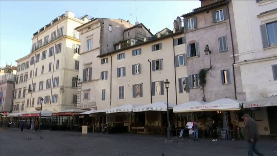 La plaza Campo de' Fiori en Roma se encuentra desierta