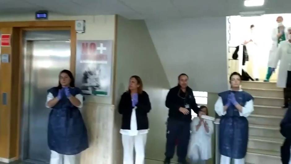 Sanitarios del CEP Virgen de la Cinta aplauden a los ciudadanos