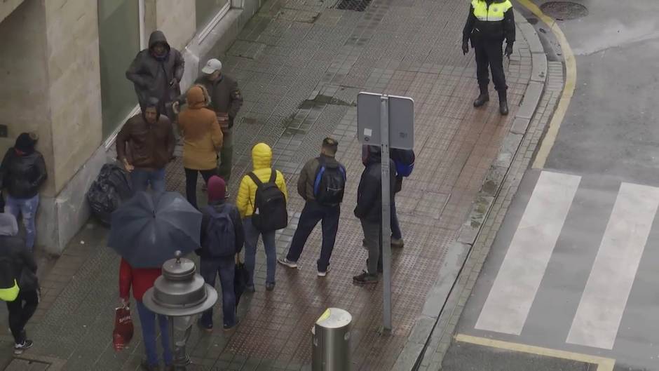Instan a los usuarios de un albergue a guardar distancia entre ellos