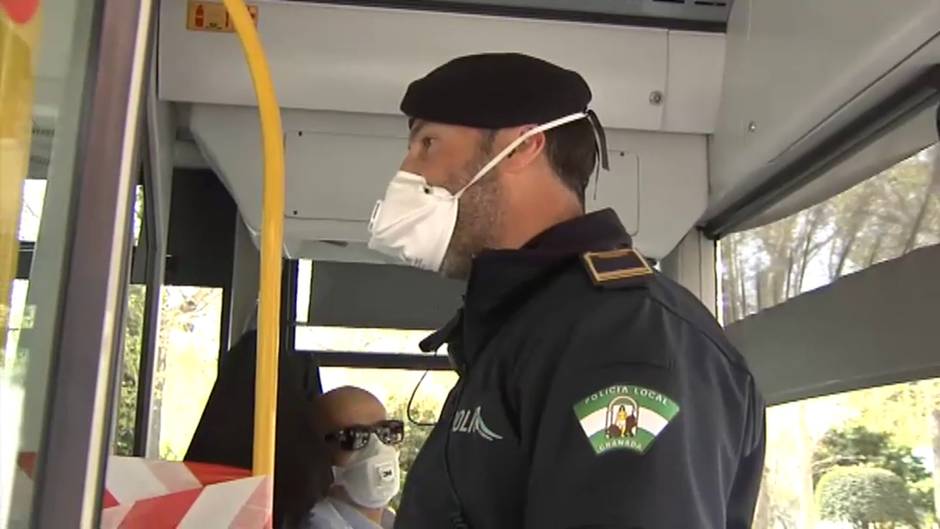 Los agentes que patrullan las calles siguen poniendo denuncias a los que no cumplen el confinamiento