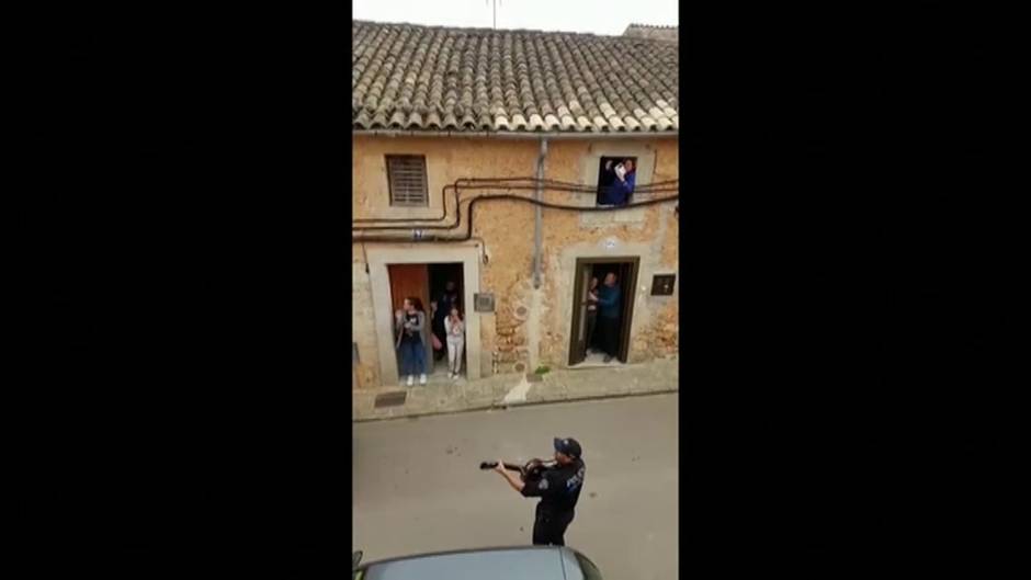 Agentes de la Policía Local de Mallorca animan a los vecinos con música