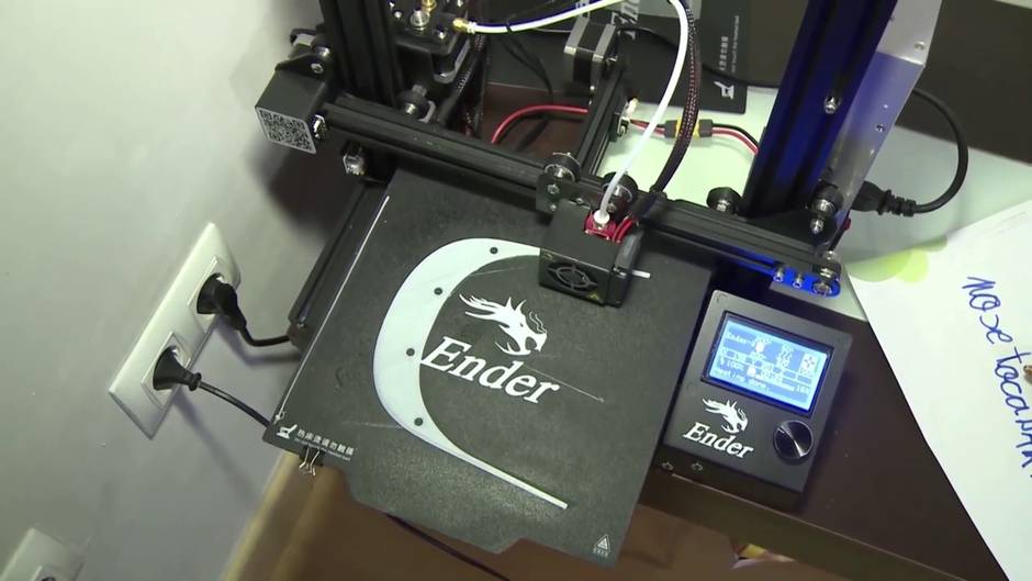 Un grupo de empresas de Badajoz crea caretas de acetato en 3D