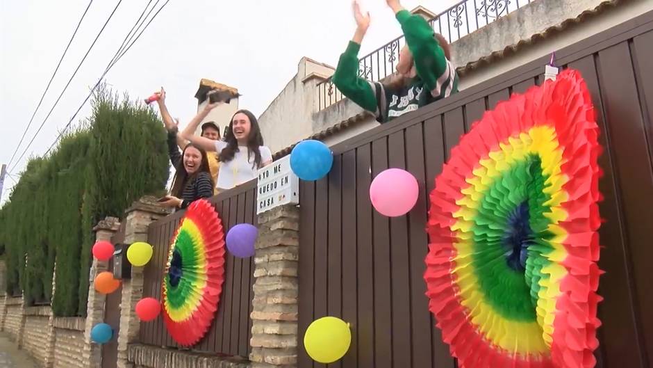 Gines (Sevilla) disfruta de un pasacalles aprovechando el paso de vehículos de desinfección