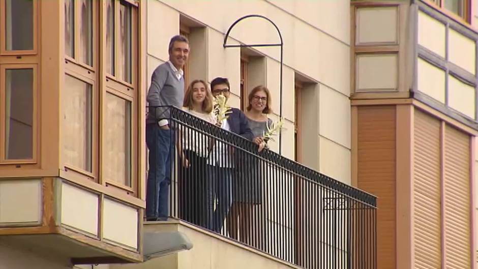 Los vecinos de Elche sacan sus palmas caseras a los balcones