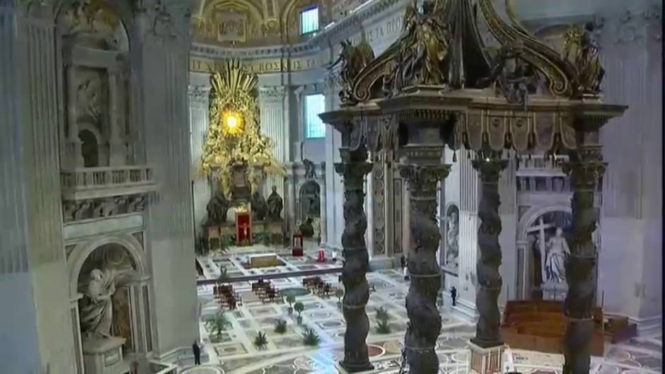 El papa oficia la misa de Domingo de Ramos en la Basílica de San Pedro casi vacía