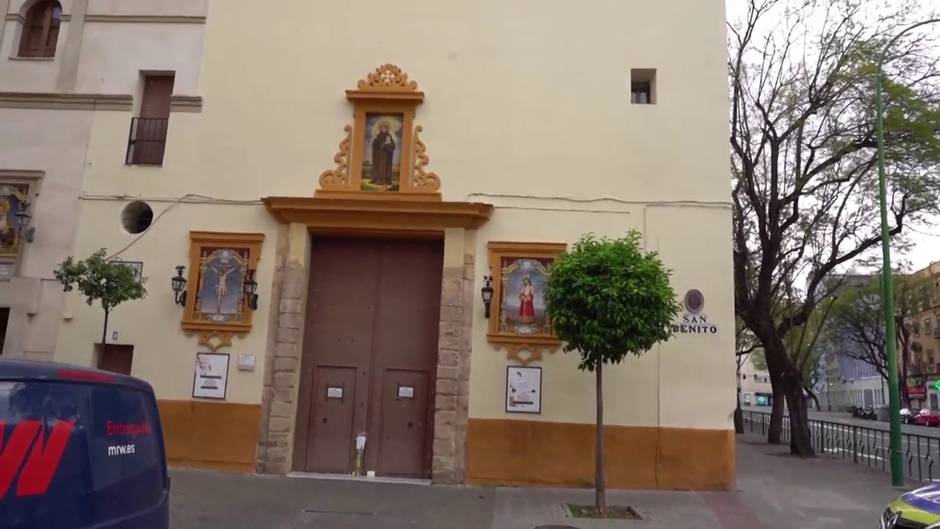 Las hermandades del Martes Santo reciben ofrendas de los fieles en sus Iglesias