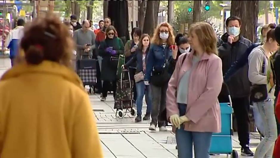 Largas colas en los supermercados por la Semana Santa