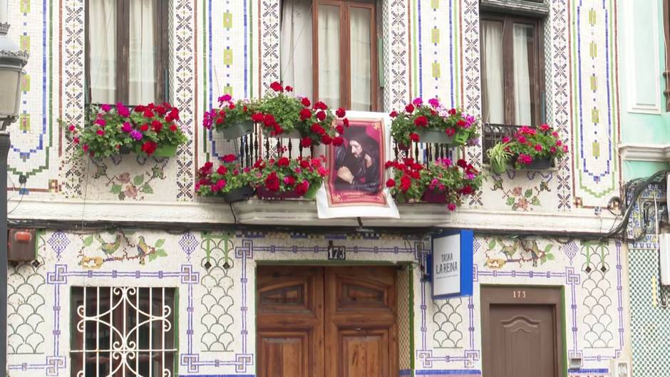 Desde los balcones y con misas online, así se vive la Semana Santa más atípica