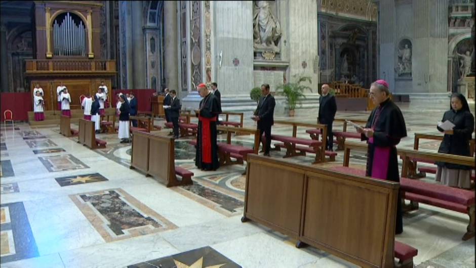 El Papa Francisco celebra la misa de Jueves Santo a puerta cerrada para evitar contagios